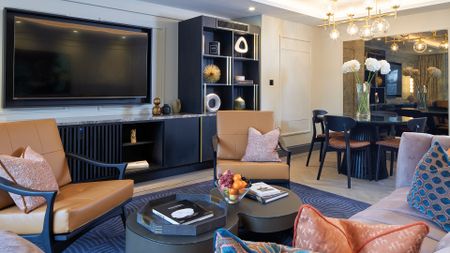 An exceptional two-bedroom deluxe apartment located on Hyde Park Gate, Kensington, London SW7 - Photo 4