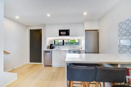 Modern 2BR Townhouse in Papatoetoe - Photo 2