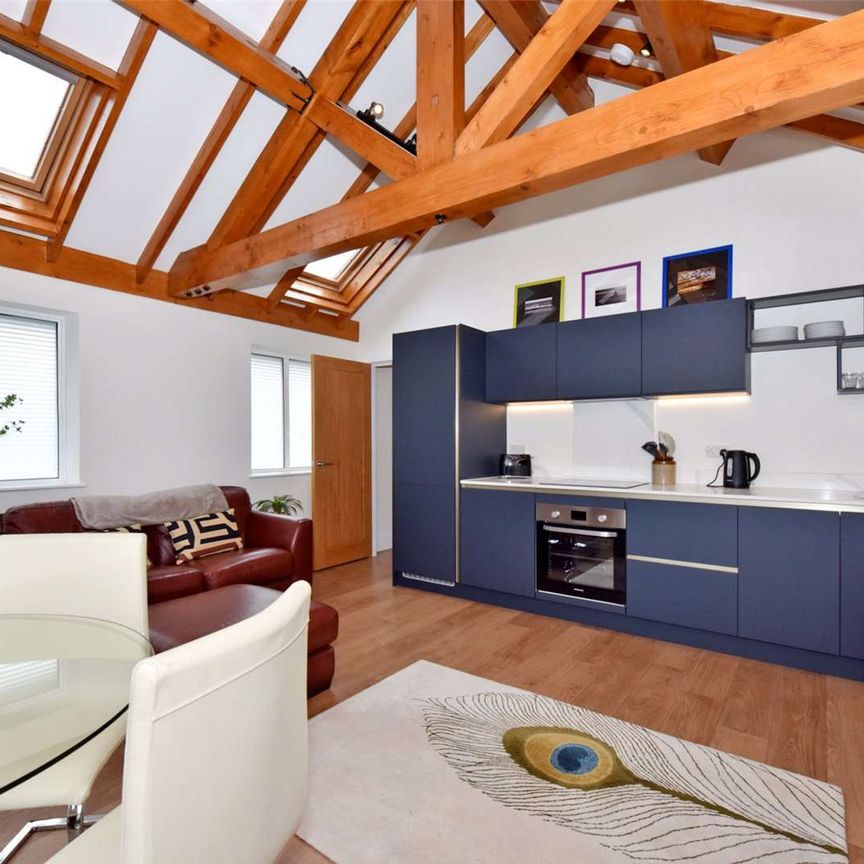 SHORT TERM - A beautifully finished first floor apartment, offered on a short term basis with all bills included and fully furnished - Photo 1