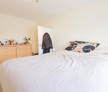 Beautiful three double bedroom flat set in a period conversion mins to tube - Photo 3
