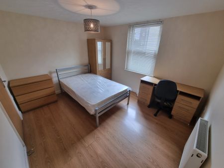 2 Bed Student Accommodation - Photo 2