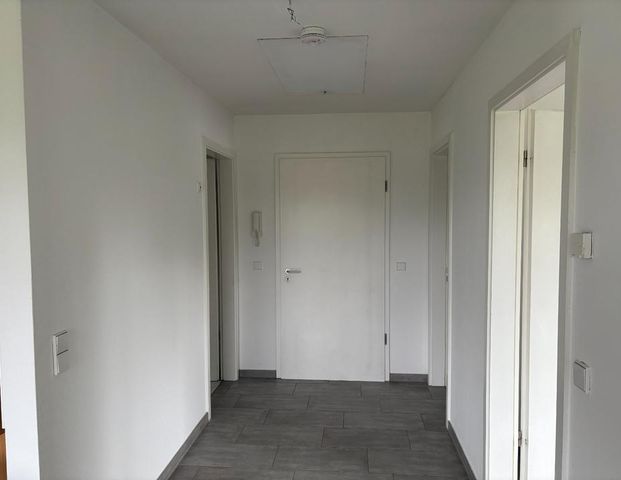 Helle Dachgeschosswohnung mit Einbauküche und Tageslichtbad - Foto 1