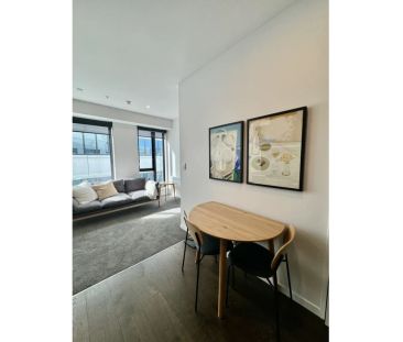 Stylish Split Two Level Apartment - Photo 5