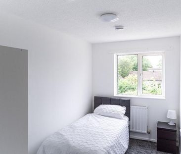 4 bedroom end of terrace house to rent - Photo 4