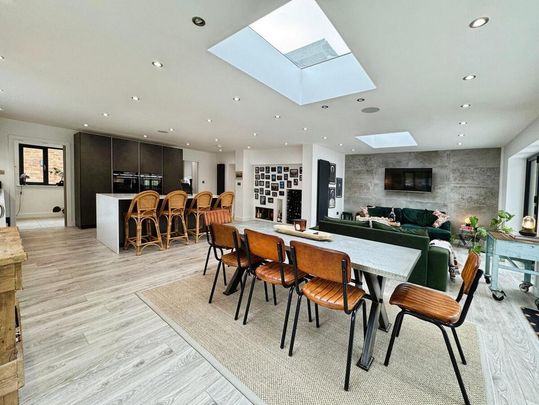 6 bedroom house to rent - Photo 1