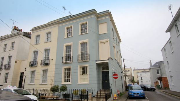 Basement Flat, 32 Montpellier Villas, CHELTENHAM GL502XF - Photo 1