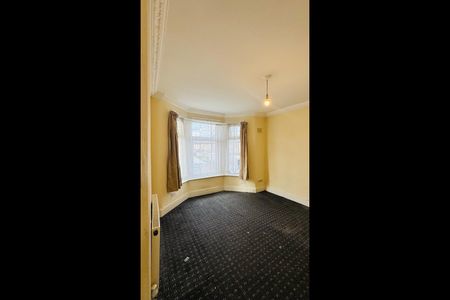 3 Bed End Terrace, Lambourne Road, IG3 - Photo 2