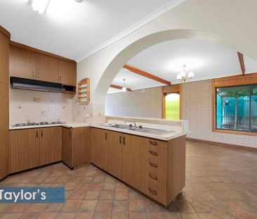 A STYLISH AND SPACIOUS ENTERTAINERS DREAM WITH CHARACTER AND COMFORT - Photo 1