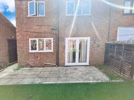 Landsdowne Road, PE7 - Photo 2