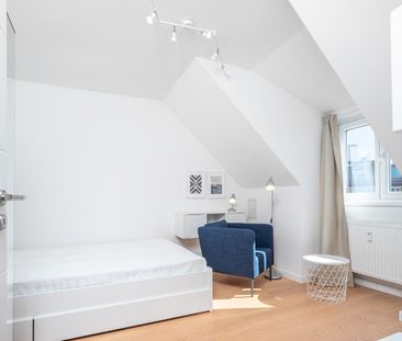 Sofort verfügbar: Möblierte Dachwohnung mit EBK, Bad mit Fenster un... - Photo 1