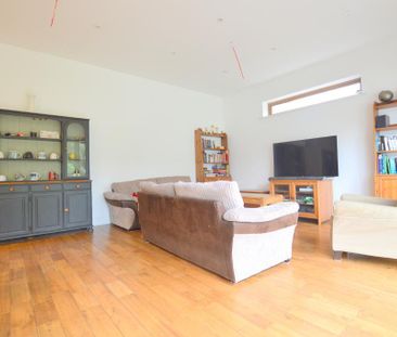 Detached House - Photo 4