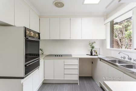 28 Kennealy Street, Surrey Hills - Photo 4