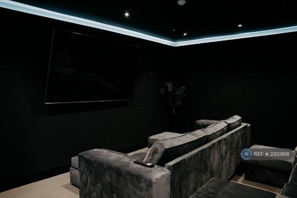 1 bedroom in a flat share to rent - Photo 1