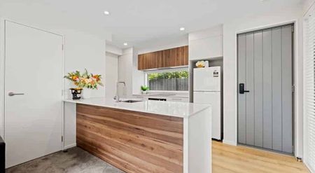 Modern 2 bed, 2 bath townhouse - Photo 2
