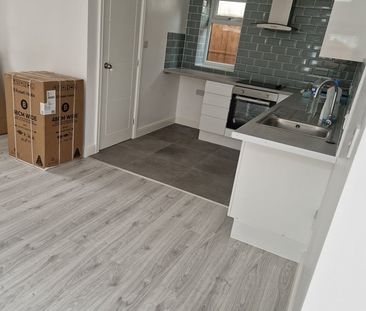 Studio Flat, Woodhouse Road, N12 - Photo 1