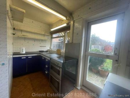 3 bedroom property to rent in London - Photo 2