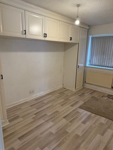 3 Bed Semi-Detached House, Cole Street, M40 - Photo 2