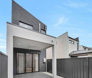 Brand New Terrace Home-stunning oversized kitchen with stone bencht... - Photo 1