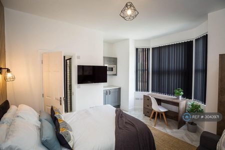 1 bedroom in a house share to rent - Photo 2