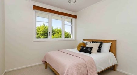 Lovely Spacious House with 3 Bedrooms - Photo 4