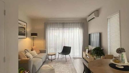 Stylish 3-Bedroom 2.5 bathroom plus a study in Prime Westgate Location - Photo 3