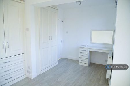 4 bedroom semi-detached house to rent - Photo 4