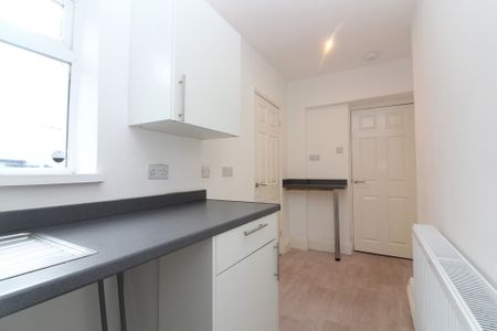 2 Bedroom Mid Terraced House - Photo 2