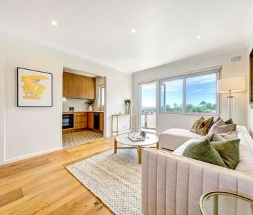 Stunning Renovated 2 Bedroom Apartment - Photo 2