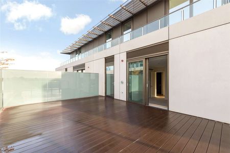 A beautifully presented sixth floor apartment with roof terrace. - Photo 5