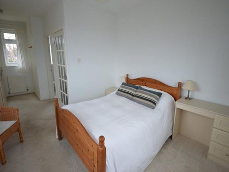 4 Bedroom Semi Detached To Let - Photo 4