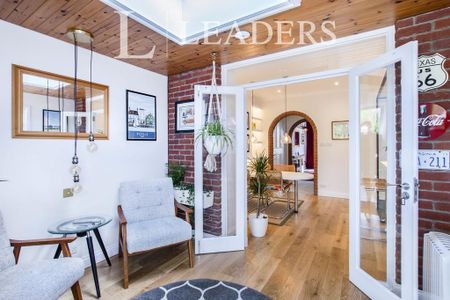 4 bedroom detached house to rent - Photo 2