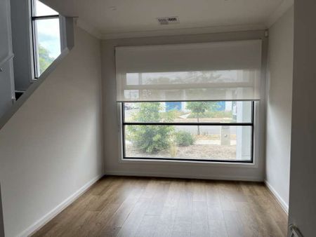 Modern Three Bedroom Home - Close to Train Station - Photo 3