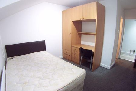 3 bedroom flat to rent - Photo 3