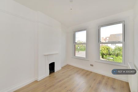3 bedroom end of terrace house to rent - Photo 3