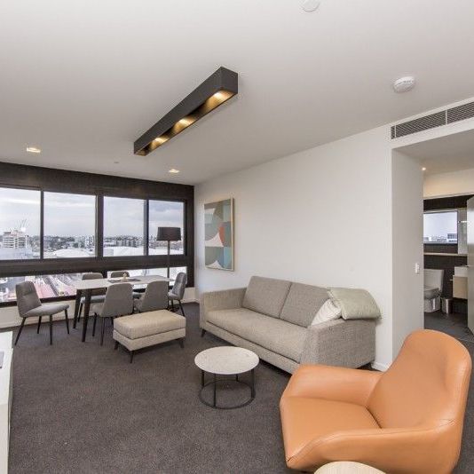 Fully Furnished 2 bedroom in prime location with city & river views - Photo 1