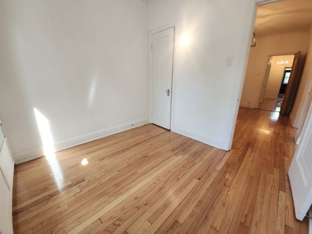 Logement rénové de 2 chambres à coucher plus bureau, semi-meublé. - Photo 3
