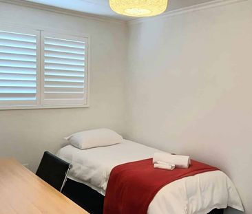 Modern, fully furnished unit - Photo 3