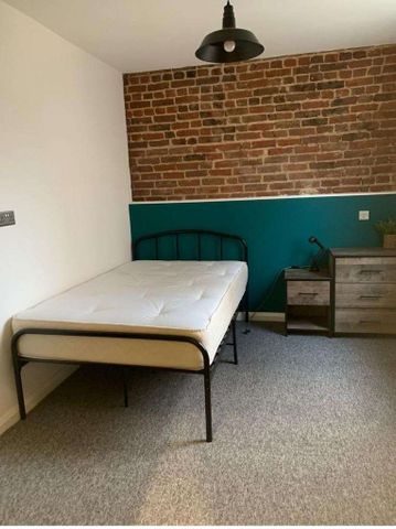 A Fresh and Convenient Share in Worthing Room 1 - Photo 3