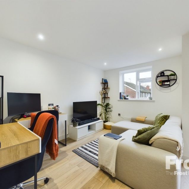 Green Street, Sunbury-on-Thames, Surrey,TW16 - Photo 1