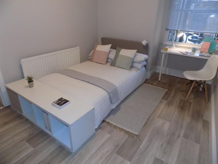 3 bedroom Flat To Let - Photo 5