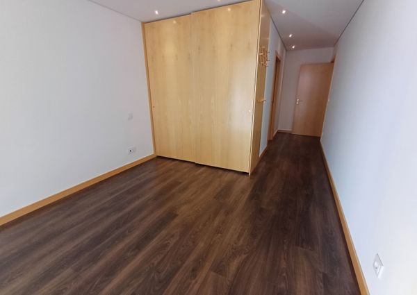 Apartamento T2 junto ao Centro Comercial Glicínias
