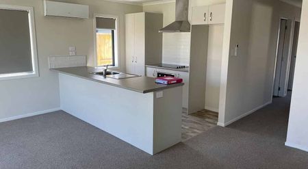 Stylish 3BR Townhouse in Fairfield! - Photo 3