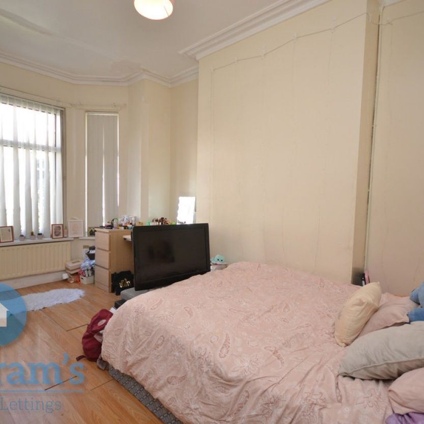 4 bed Mid Terraced House for Rent - Photo 1