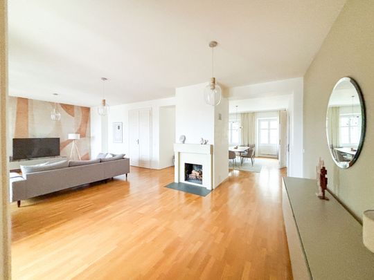 Premium-furnished top-floor apartment near Votivpark – including a parking space! - Photo 1