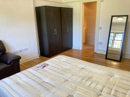 Room in a Shared House, Very Near South Side The Common Area, W5 - Photo 3