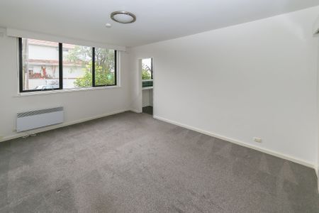Large Ground Floor apartment with 2 Car spaces - Photo 4