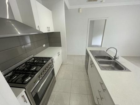 Modern Townhouse, low maintenance living! - Photo 3