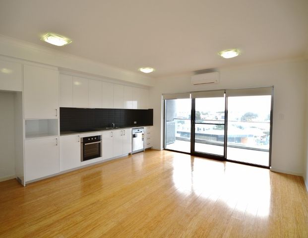 STUNNING ONE BEDROOM APARTMENT - Photo 1