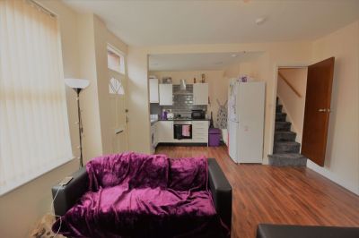 2 bedroom House in Harold Place, Leeds - Photo 2