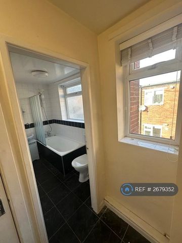 3 bedroom flat to rent - Photo 3